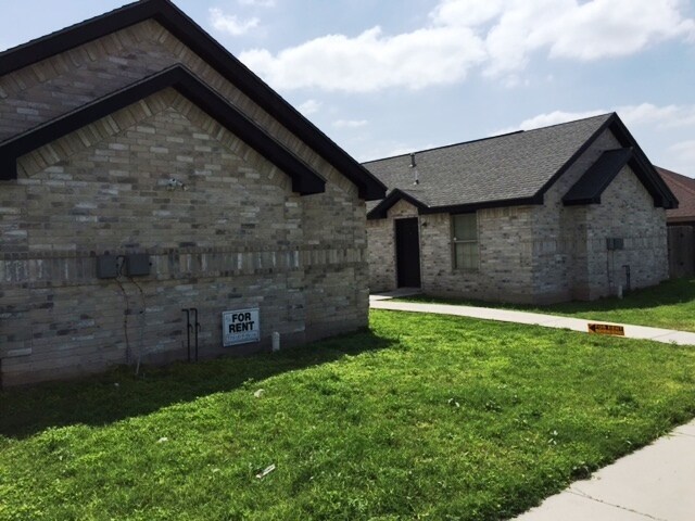 Building Photo - 1604 E Quail St