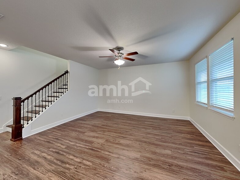 Building Photo - 2437 S Park Ave