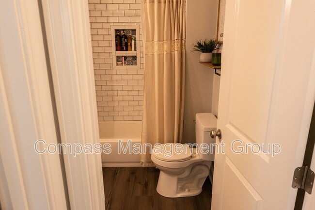 Building Photo - 933 E Churchwell Ave