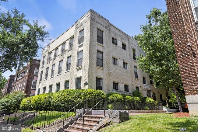 Building Photo - 1437 Spring Rd NW