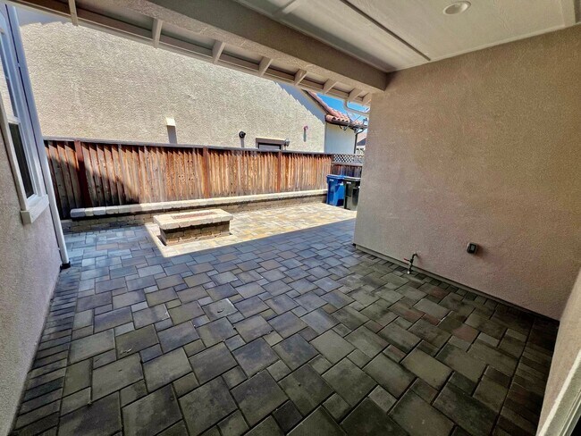 Building Photo - Application Pending! Lovely 4 bedroom 2.5 ...