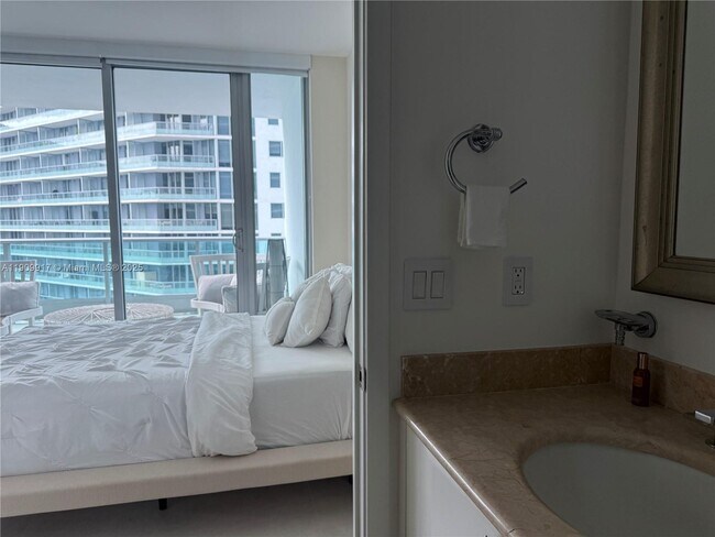 Building Photo - 1331 Brickell Bay Dr