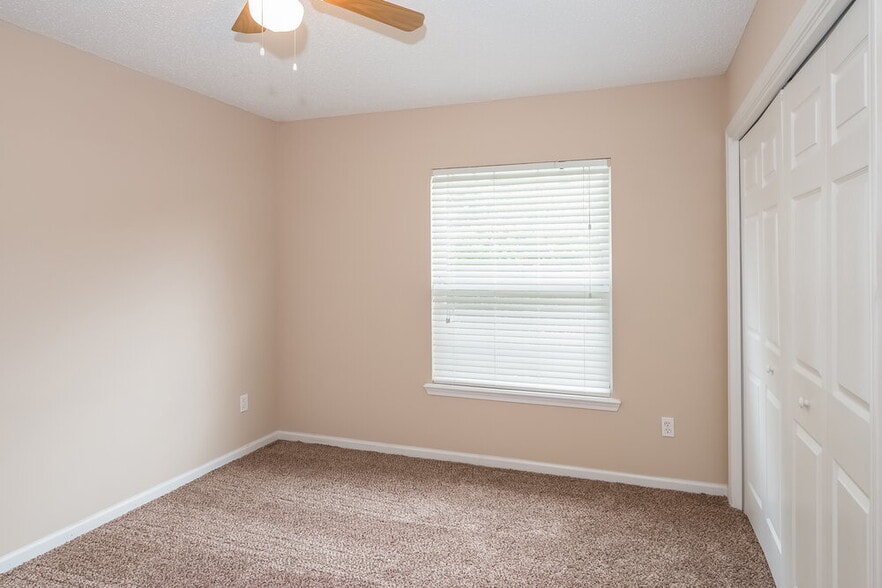 Building Photo - 8137 Leafcrest Dr