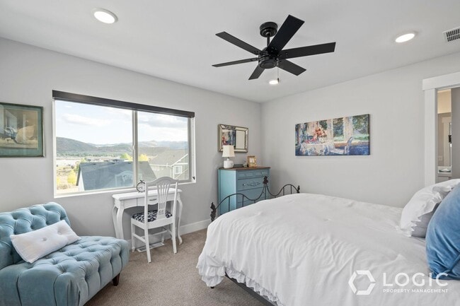 Building Photo - Beautiful Row End Townhome in Park City Utah!