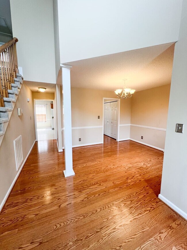 Building Photo - 3 Bedroom 2 1/2 Bathroom Home with fenced ...