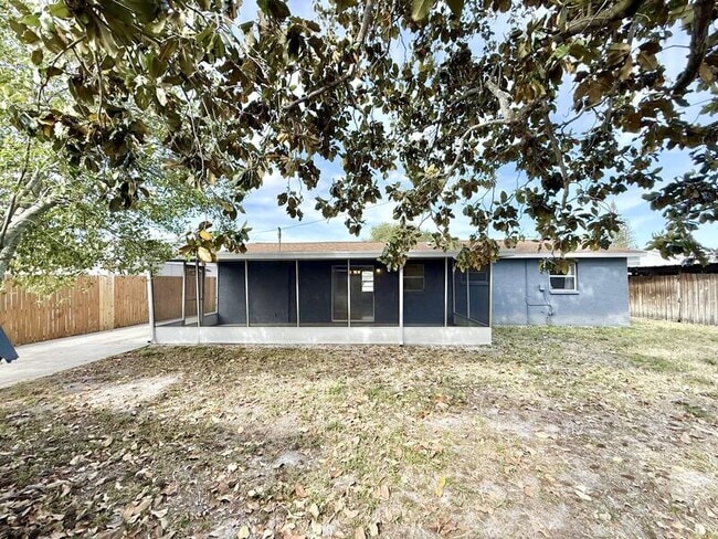 Building Photo - 1300 Classic Dr