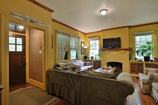 Building Photo - Highly Sought After OSU 6 Bedroom House Iuka Ravine with 2 new bathrooms and free off-street parking