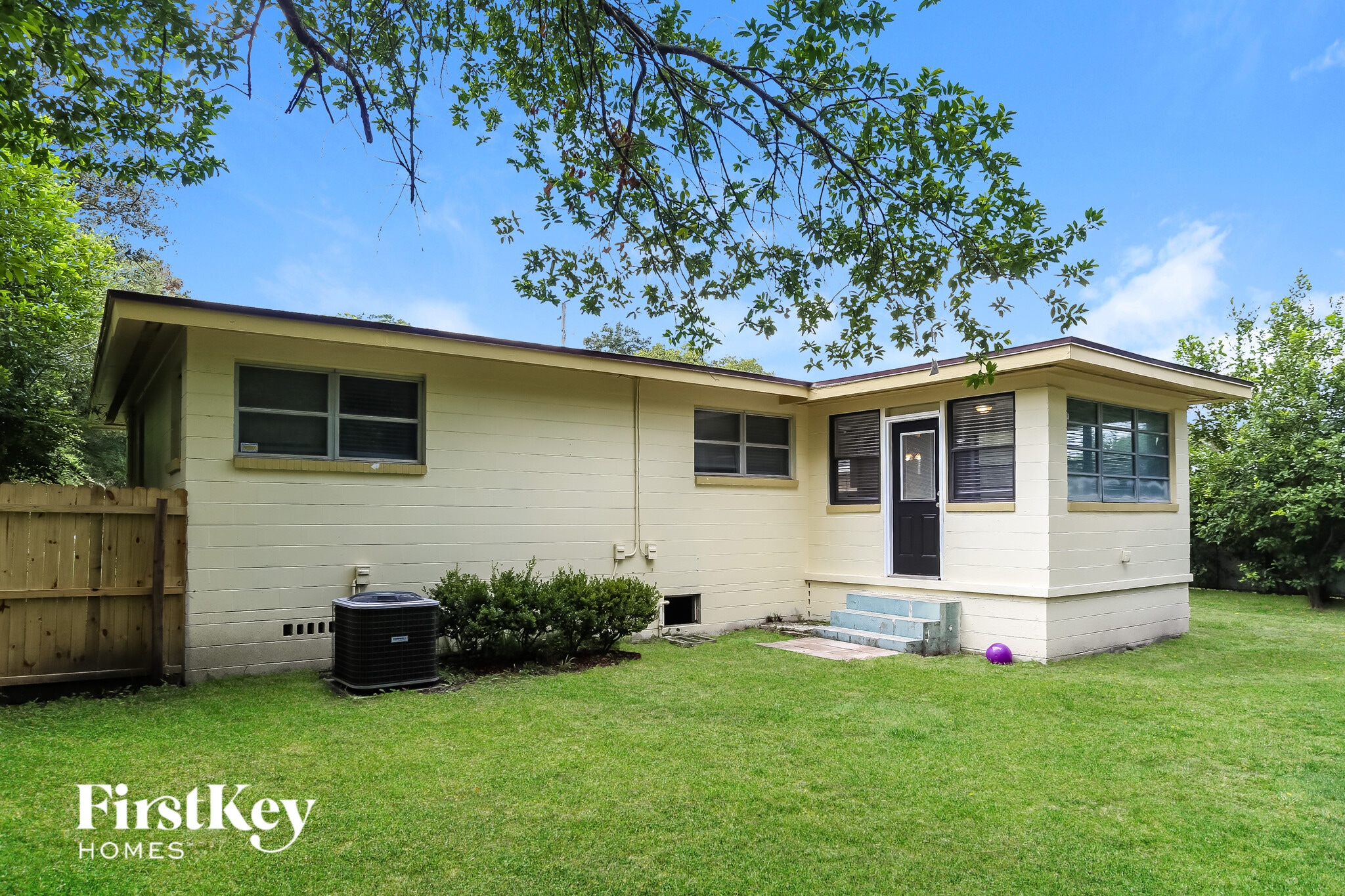 Building Photo - 2517 Columbine Dr N