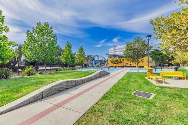 Building Photo - Beautiful Townhouse for Rent in Sacramento!