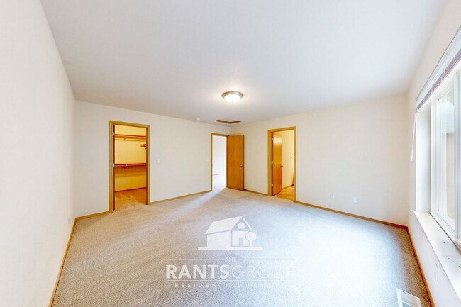 Building Photo - Great Location!  Quiet Neighborhood!