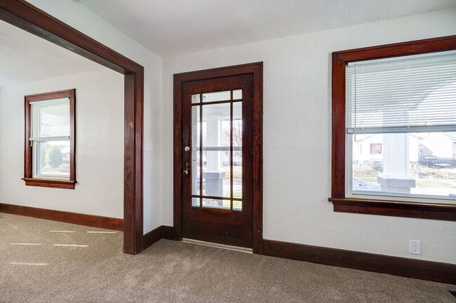 Building Photo - 2824 Dwight Ave