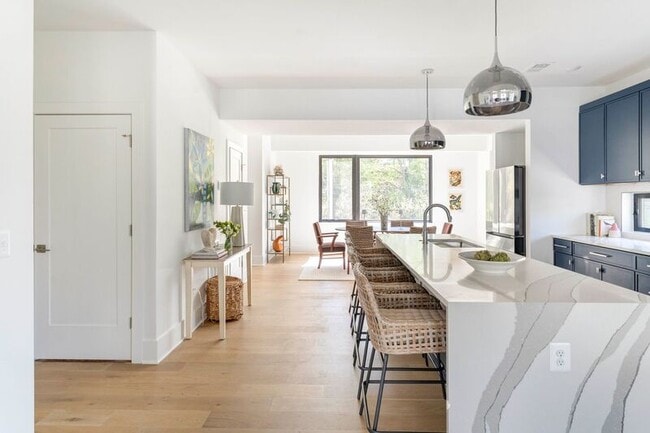 Building Photo - 981- 987 Fifth Street SW