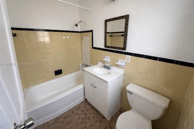 Building Photo - 945 Bay Dr