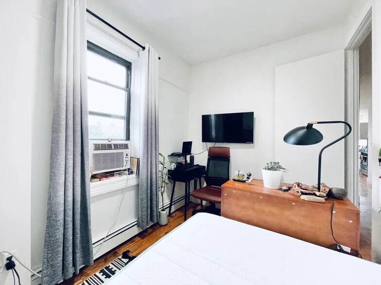 Building Photo - Furnished room/NOT APARTMENT