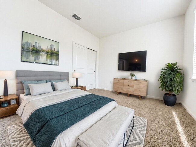 Building Photo - Experience modern & expansive living in this corner-lot 5Bedrooms/3.5Bath home at Ocala!