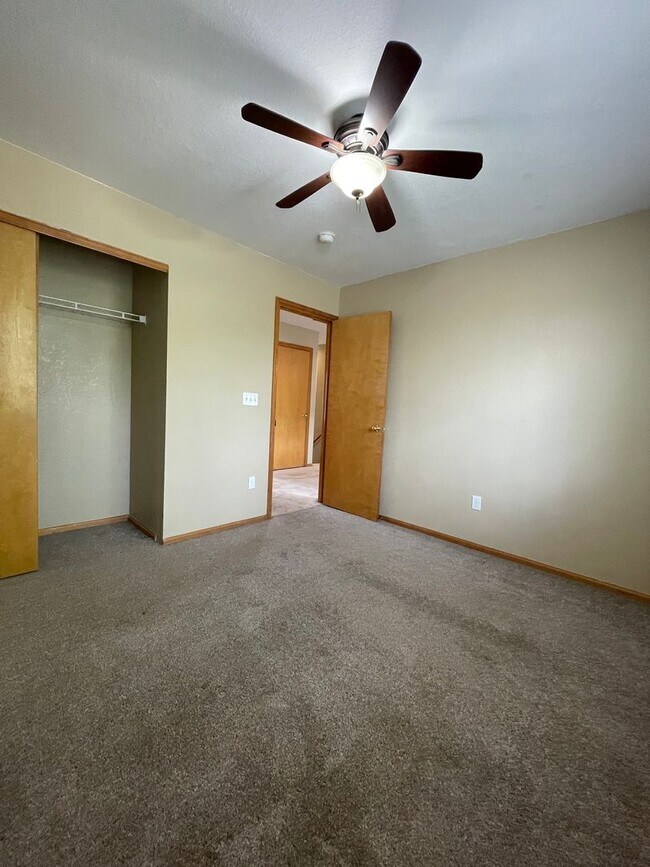 Building Photo - 3 Bedroom 2 Bath House in Thornton Available Now!