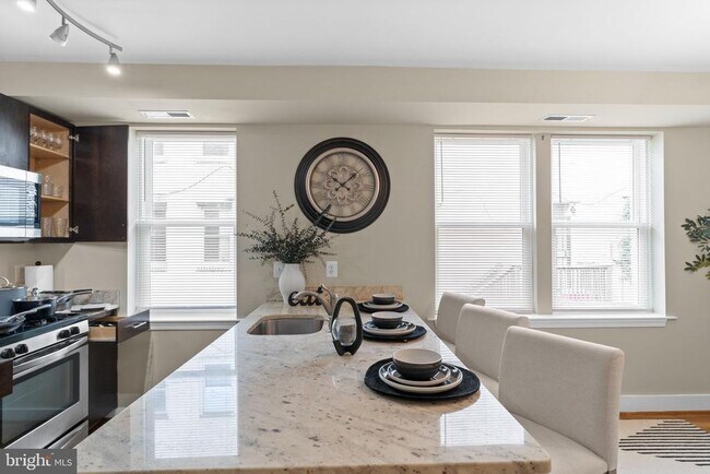 Building Photo - 417 18th St NE