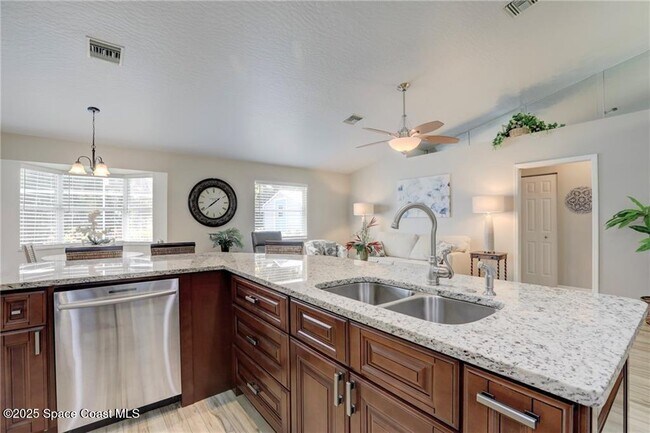 Building Photo - 562 Rolling Hill Dr