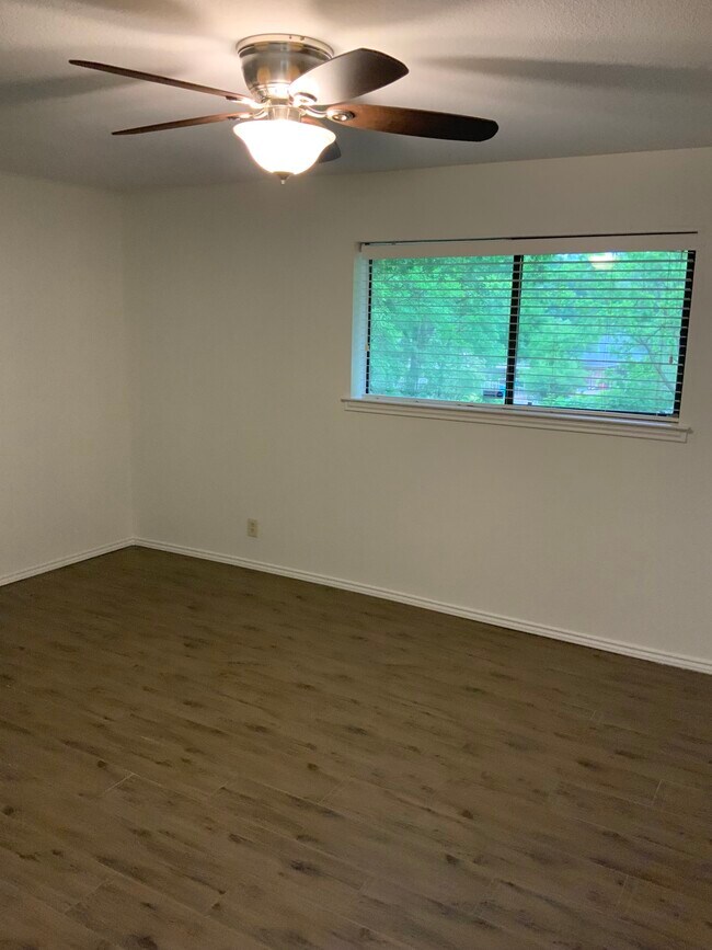 Building Photo - 2800 Shoreline Dr