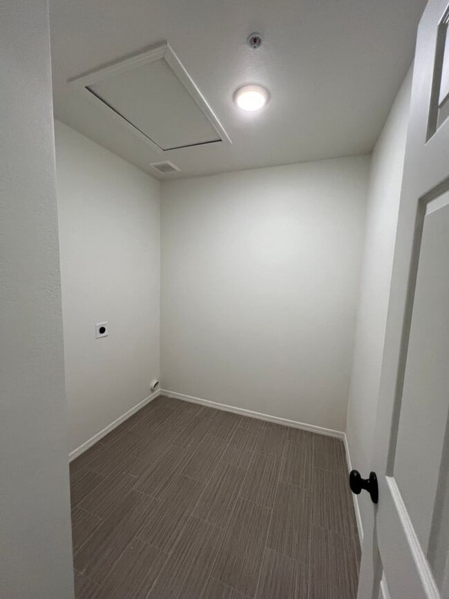 Building Photo - NEWER TOWNHOME!