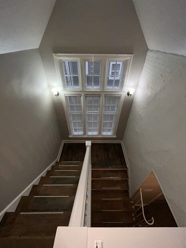 Building Photo - 1910 Hst W 10th St