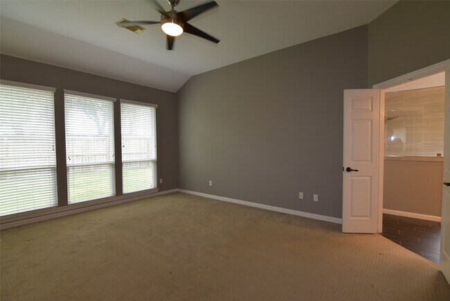 Building Photo - 122 Kentwood Ridge Ct