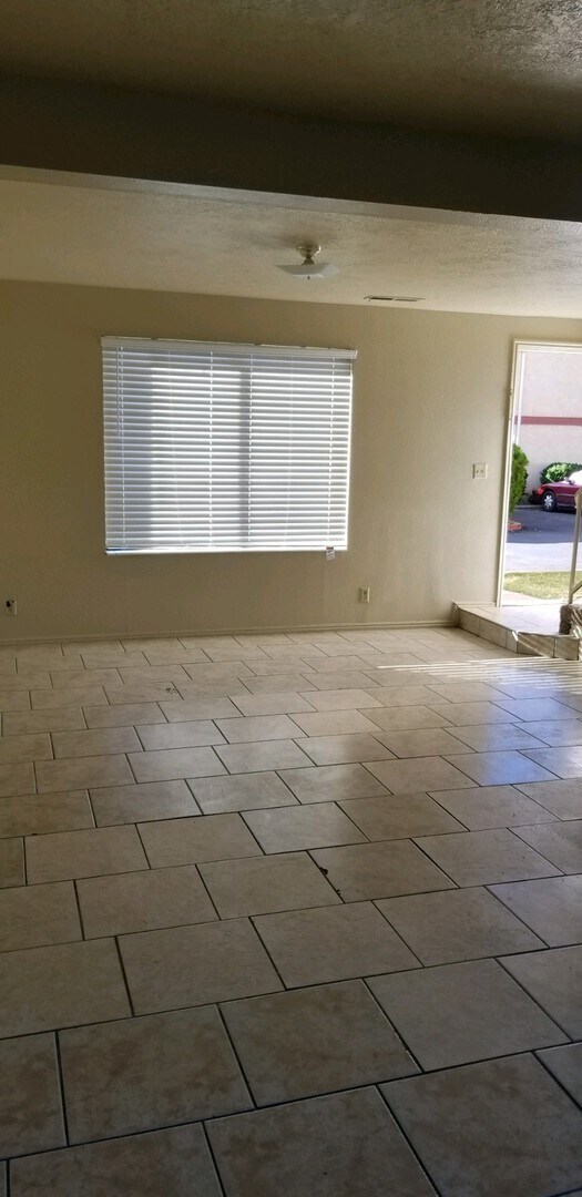 Building Photo - Downtown Town Home