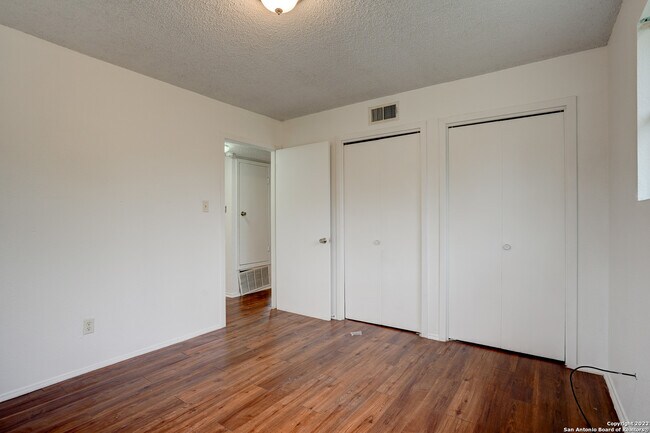 Building Photo - 724 Old Martindale Rd