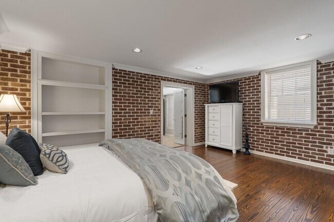 Building Photo - 97 Huntington Rd NE