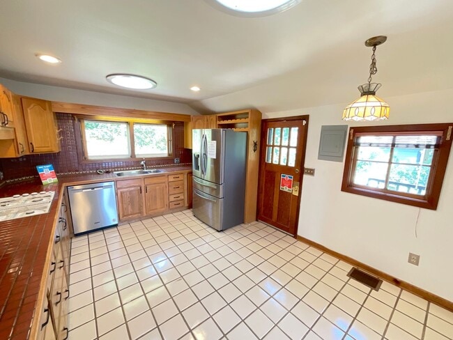 Building Photo - 3 Bedroom Home Available Near Old Stage Rd...