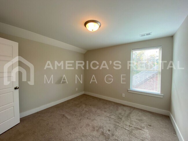 Building Photo - Large Townhome for Rent in Gardendale... Available to View Now!