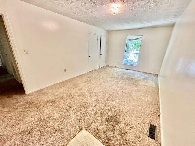 Building Photo - 2 Bedroom Near Law School!