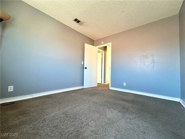 Building Photo - 425 Pemberry Cir