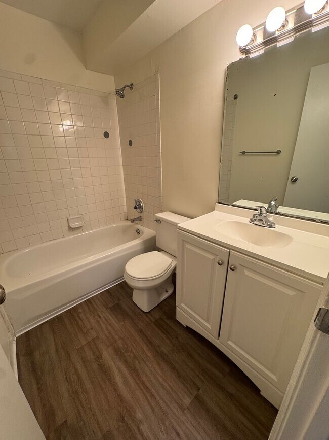 Building Photo - 3 Bedroom/1 Bath in Old Louisville