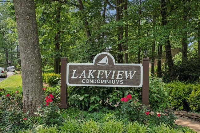 Building Photo - Top-floor condo located in the charming La...