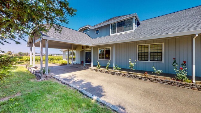 Building Photo - Beautiful 4 bedroom 3.5 bath Home with 2 c...