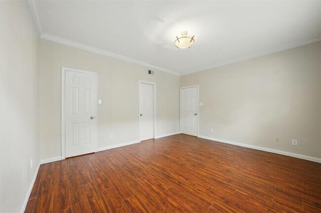 Building Photo - 2255 Braeswood Park Dr