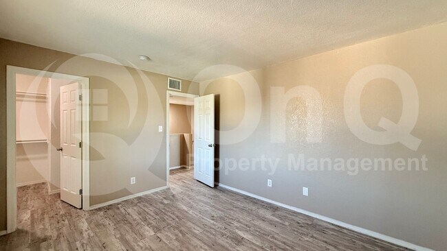 Building Photo - 2634 N 43rd Ave