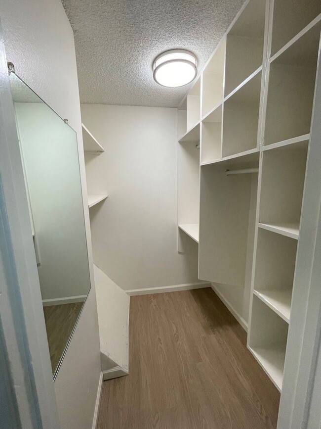 Building Photo - Remodeled 2+1 Townhome in Villa Ventura