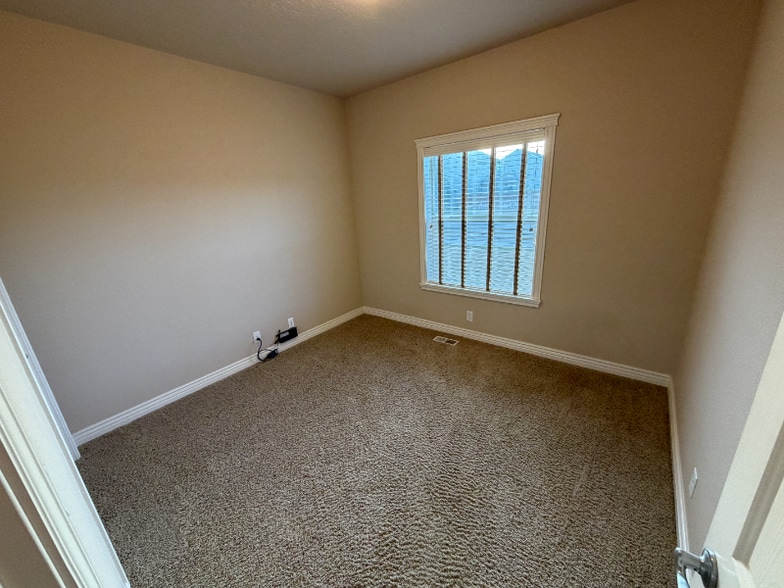 Building Photo - 1820 SW Silverstone Ave