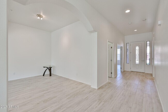 Building Photo - 30870 N 125th Dr