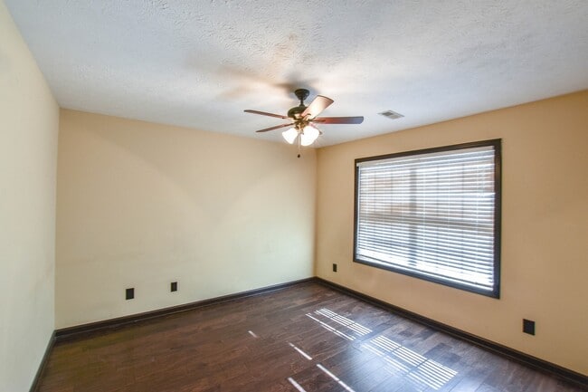 Building Photo - Pet Friendly with No Backyard Neighbors!