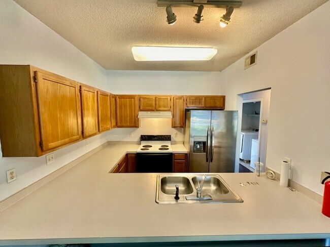Building Photo - 1828 Whispering Oaks Ln