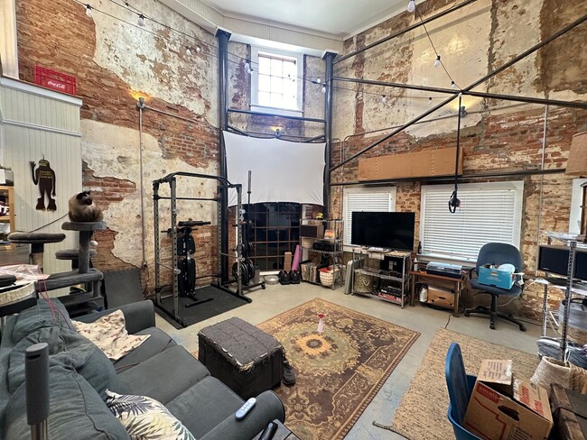 Building Photo - Must See Barber St Beauty