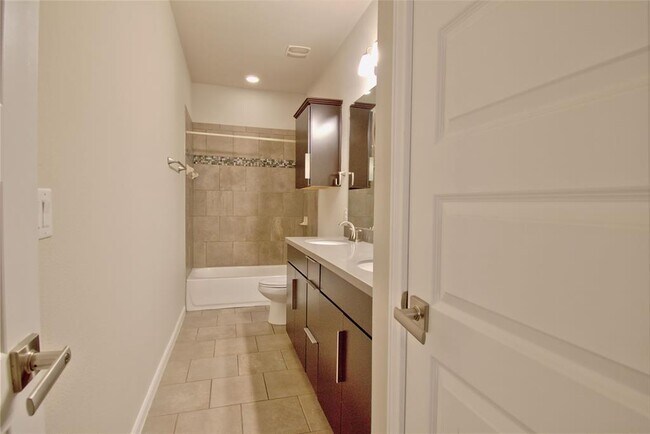 Building Photo - 504 Hummingbird Ln