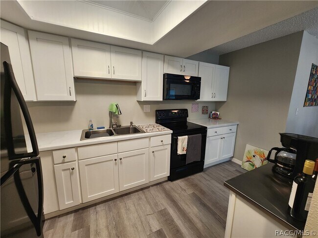 Building Photo - 2400 Forest Dr