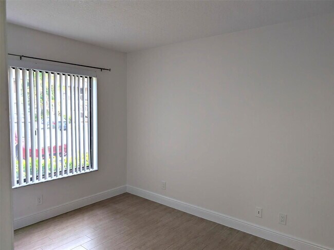 Building Photo - 6550 Somerset Dr