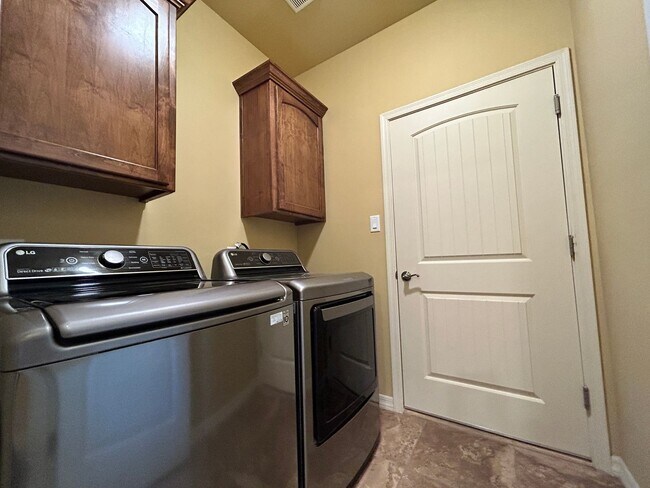 Building Photo - Beautiful Southwestern-Style Home in El Rancho Encantado