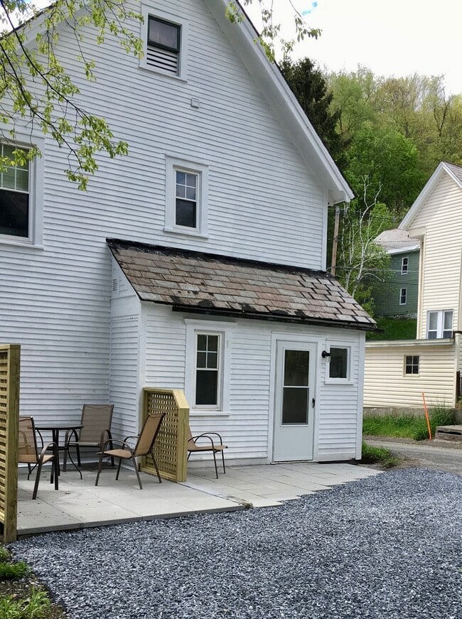 Building Photo - 14 Tyler St