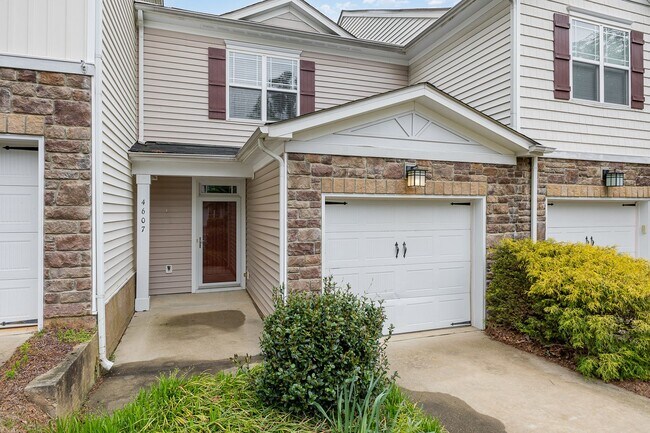 Primary Photo - Charming 2-Bedroom Townhome Convenient to ...
